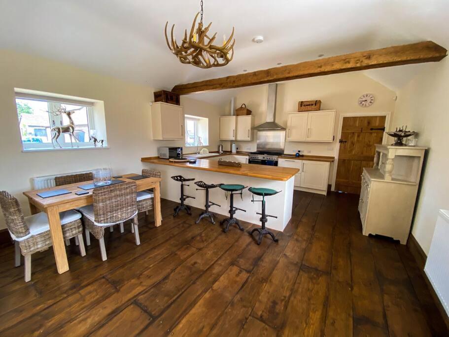 The Udderhouse - Udderly Unforgettable Retreat Villa Donyatt Exteriör bild